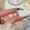 Aretes tipo ear cuff en forma de cruz con un toque de lujo ligero y alta gama, Pendientes versátiles estilo japonés y coreano, Pendientes de moda exquisitos con circonitas súper brillantes de nicho