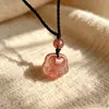Colar pingente de pata de gato de cristal de morango para mulheres, corrente para clavícula de verão, gargantilha trançada de luxo leve de nicho, colar estilo férias