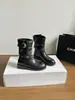 Botas de tornozelo com fivela estilo francês First Encounter Season para mulheres, nova coleção 2026, bico redondo, salto grosso, botas de tornozelo coloridas