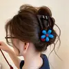 Pinza Triangular Marrón para Mujer con Flores Azules y Perlas Rojas, Pinza de Tiburón, Nuevo Modelo 2026, Pasador Único y de Alta Gama, Hermoso Accesorio para el Cabello