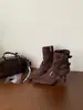 Primeiro Encontro: Botas de tornozelo femininas estilo retrô europeu e americano, com bico fino, salto agulha e zíper lateral, coleção nova 2026, elegantes, de salto alto, com ajuste justo