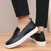Nuevos zapatos de cuero para hombres para centros de salud rurales, talleres de producción de alimentos y exámenes y actividades grupales de estudiantes escolares