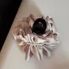Pinza para el Cabello de Satén Perlado con Plisados de Lunares de Gama Alta, Pasador de Gama Alta Estilo Princesa para la Parte Trasera de la Cabeza, Accesorio para Cola de Caballo Alta