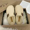 Mules fechadas estilo Birkenstock de sola grossa, chinelos de algodão femininos para exterior, novas botas de neve de inverno 2026 com forro de pelúcia