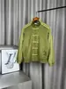 Nueva chaqueta estilo chino de cuello alto con botones decorativos, hecha de gamuza, para hombre, adecuada para otoño e invierno, con tres rayas, un diseño deportivo y casual con una estética china.