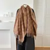 Novo cachecol de imitação de cashmere de cinco estrelas e quatro folhas para outono e inverno para mulheres, xale longo espesso com franjas feito de fio fiado no núcleo, atacado para transmissão ao vivo