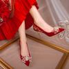 Saltos Altos de Noivado 2025 Novo Vermelho Claro Sapatos de Casamento Xiuhe Bordados com Pérolas Bico Fino Sapatos de Casamento Chinês