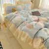 Juego de Cama de Cuatro Piezas de Dibujos Animados de Conejo Rosa con Estrellas y Lunas, Otoño e Invierno, Encaje, Alta Densidad, Terciopelo de Leche, Suave y Agradable para la Piel, Juego de Cama de Tres Piezas para Estudiantes