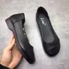 Zapatos de mujer de suela blanda estilo francés, nuevo modelo otoño 2026, zapatos casuales cómodos poco profundos de cuero, zapatos de tacón bajo para madres