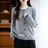 Cardigã versátil feminino com botões de camélia, estilo suave, primavera e outono, nicho, design retrô simples, cinza