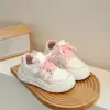 Sapatos Femininos 2026 Outono Novo Estilo Tênis Casuais Infantis Menina Casual Princesa Criança Grande Superfície de Couro Solado Macio Tênis Esportivos Brancos Pequenos