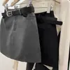 Falda corta de estilo traje gris para primavera y verano para mujer, una pieza moderna y elegante que acentúa los brazos, perfecta para figuras petite, con cintura alta y un efecto adelgazante, creando una elegante silueta en A