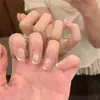 ¡Guau! Uñas postizas estilo francés en blanco y negro con un degradado morado, detalles dorados y un aspecto sofisticado y elegante que realza el cutis, con un diseño de ojo de gato