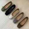 Sapatilhas elegantes e confortáveis de calçar, com bico quadrado, abertura rasa e detalhe de laço, projetadas para a mulher trabalhadora moderna, apresentando um salto interno oculto e um ajuste macio e confortável, modelo 2026