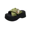 Sandálias de Plataforma com Tiras Cruzadas para Mulheres Baixas, Estilo Britânico, Novo Modelo de Verão 2026, Sandálias Slip-On para Aumentar a Altura para Mulheres, Sandálias de Praia