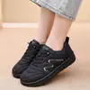Zapatos casuales de cuero nuevos para mujer, sin cordones, suela gruesa, antideslizantes, zapatos de plataforma para mujer, fuente física al por mayor