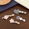 Pinza para el pelo con letra de flor de pedrería de alta gama, elegante, estilo coreano dulce y femenino, lujo ligero con un toque sofisticado, exquisita pinza de pico de pato