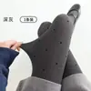 Los leggings de algodón de rayas verticales se pueden procesar en pantimedias de algodón de rayas verticales con lunares gris ahumado y flocado para que las mujeres los usen afuera más