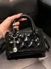 Bolso de mano versátil estilo Chanel de charol, nuevo para otoño 2026, de alta gama, pequeño cuadrado para llevar al hombro o cruzado