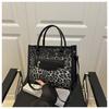 Europeu e Americano Novo Elegante da Moda Trendy Commuter Popular Estampa de Leopardo 2025 Moda Bolsa Pequena Quadrada Feminina Transversal de Ombro Único
