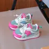 Sapatos Infantis Primavera e Outono 2026 Novos Meninos Malha Respirável Antiderrapante Fivela Sapatos Casuais Meninas Leves Sapatos Esportivos