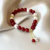 Pulseira de Ágata Vermelha e Pérola Shi Jia para Mulheres, Design de Nicho de Luxo Leve, Cordão de Mão Estilo Suave, Joia para Melhor Amiga, Elástico Ajustável