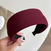 Diadema ancha de tela elástica suave de alta calidad en color oscuro, simple y elegante, popular en línea, adecuada para lavarse la cara y salir, accesorio para el cabello para mujer