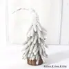 Nuevos Adornos Navideños de Árbol de Navidad con Cabeza Inclinada para Escritorio con Nieve Cayendo Regalos Mini Decoraciones de Cedro Diseño de Escena