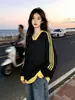 Sudadera de algodón puro compuesto estilo coreano con cuello en V de encaje, estampado de logo y diseño de tres rayas, unisex y corte holgado