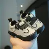 Zapatos casuales antideslizantes ligeros para bebé niño y niña, con cinta mágica y suela suave, nuevos modelos de primavera y otoño, zapatos de una sola pieza para bebé