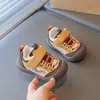 Zapatos de caminar para bebé anti-patada, zapatos de correr de cuero para bebé niño otoño 2026, zapatos de caminar de suela suave para bebé niña, venta al por mayor