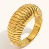 Anel de Forma Geométrica de Pão Irregular Transfronteiriço Europeu e Americano Aço Inoxidável Banhado a Ouro 18K Personalidade Plissado Amor Joia