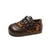 Zapatos Pequeños de Cuero para Niñas con Estampado de Leopardo Retro y Doble Hebilla 2026 Nuevo Estilo Otoño Suela Plana Suela Suave Cómodos Versátiles Modernos Zapatos de Vestir