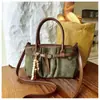 Bolso de axila estilo retro casual para mujer, nuevo modelo 2025, bolso tote de gamuza de gran capacidad, bolso de hombro simple para el día a día
