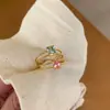 Anel de açúcar cristalizado em forma de gota d'água torcida de camada dupla dourado com diamante cintilante para mulheres, design de nicho, anel para dedo indicador, luxo leve com toque de alta qualidade