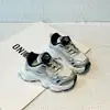 Tênis Esportivo Respirável de Malha para Meninos 2026 Outono Novo Estilo Fivela Rotativa Moda para Meninas Tênis Pai Tênis de Corrida Infantil