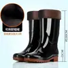 Botas de lluvia duraderas y resistentes a la abrasión con suela de goma para hombre, que ofrecen calidez, resistencia a ácidos y álcalis, un diseño de caña alta, construcción engrosada y características antideslizantes.. Estos son adecuados para uso industrial y de construcción, proporcionando protección impermeable.