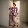 Kimono con estampado floral del sudeste asiático, con mangas holgadas de tres cuartos, usado como capa exterior sobre una camisa de murciélago. Venta al por mayor desde la fábrica de origen