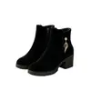 Botas femininas de camurça para tornozelo, novo estilo outono e inverno 2026, forradas com pelúcia, salto grosso, antiderrapantes, botas de algodão, bico redondo, salto médio, botas Martin