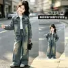 Conjunto de mezclilla rasgada estilo coreano para niñas, nuevo modelo primavera y otoño 2026, conjunto de dos piezas elegante y a la moda para niñas mayores en otoño