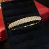 Pulseira de luxo de alta qualidade com padrão torcido brilhante e diamantes em toda a extensão, pulseira vintage de alto valor, design de nicho, acessório versátil e estiloso