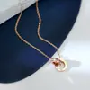 Collar de acero de titanio que no se decolora con letras romanas para mujer, lujo ligero, diseño de nicho, sensación de alta gama, cadena para la clavícula de circonita entrelazada