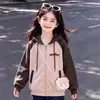 Conjunto de Dos Piezas Versátil para Niñas, Estilo Preppy, Colores Americanos Bloqueados, Sudadera con Capucha y Jeans Elegantes, Primavera/Otoño 2026