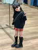 Invierno 2024 nuevo ropa infantil coreana para niña suéter de punto brillante de moda top falda larga roja falda de lana