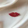 Broche de lábios vermelhos sexy mais vendido da Amazon, acessório de vestuário clássico moderno e brilhante, broche com efeito de óleo, atacado do fabricante