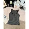 Top de tirantes anchos a rayas dulce y picante para mujer, adecuado para usar en capas, estilo coreano de verano, diseño de nicho con sujetador incorporado, top cómodo para mujer