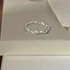 Novo Anel Liso com Padrão de Renda para Mulheres, Design de Nicho, Versátil, de Alta Qualidade, Luxo Leve, Moderno, Joia de Anel Aberto Ajustável
