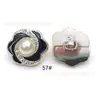 Cárdigan de Punto de Plástico Estilo Chanel Electroplateado con Botones Redondos de Diamante Texturizado Blanco, Botones de Perla y Adornos de Camelia