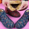 Botas de Algodão com Solado Macio 2026 Inverno Forradas com Lã Sapatos de Algodão Old Beijing Antiderrapantes Sapatos de Algodão para Mãe Quentes Botas de Neve Sapatos de Algodão para Idosos com Solado Plano