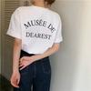 Camiseta de Manga Curta para Mulheres Verão 2025 Nova Solta Estampa de Letras Amarela Retrô Casual Simples Manga Curta Gola Redonda Top